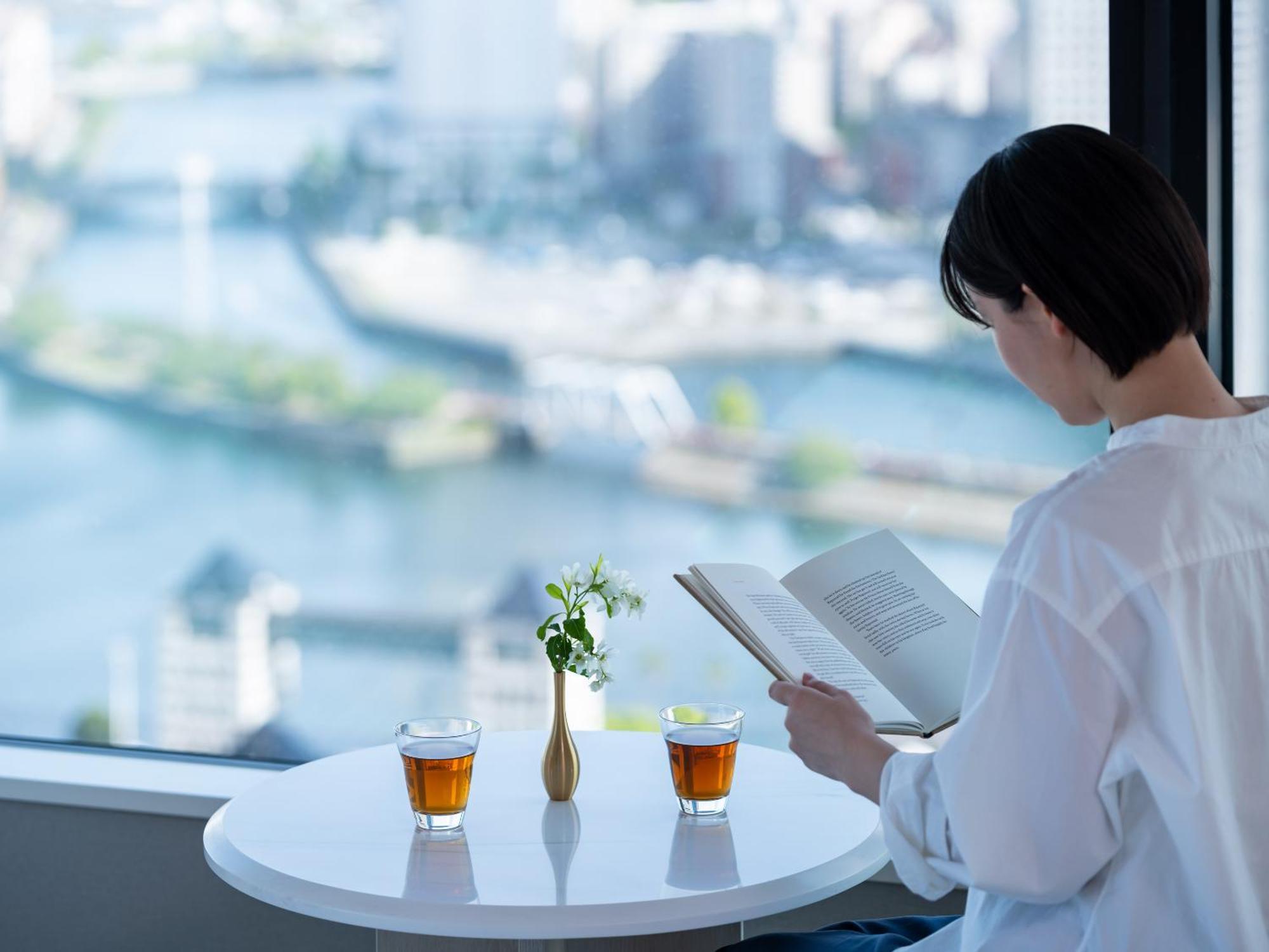 Mitsui Garden Hotel Yokohama Minatomirai Premier Экстерьер фото A woman reading a book