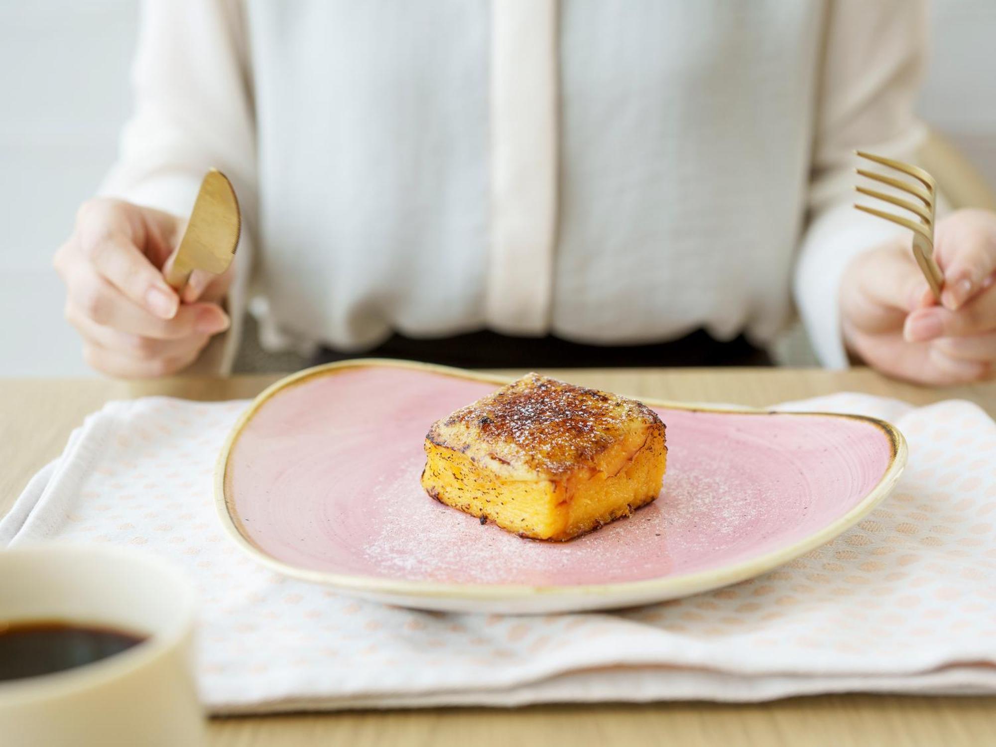 Mitsui Garden Hotel Yokohama Minatomirai Premier Экстерьер фото A woman with a plate of food