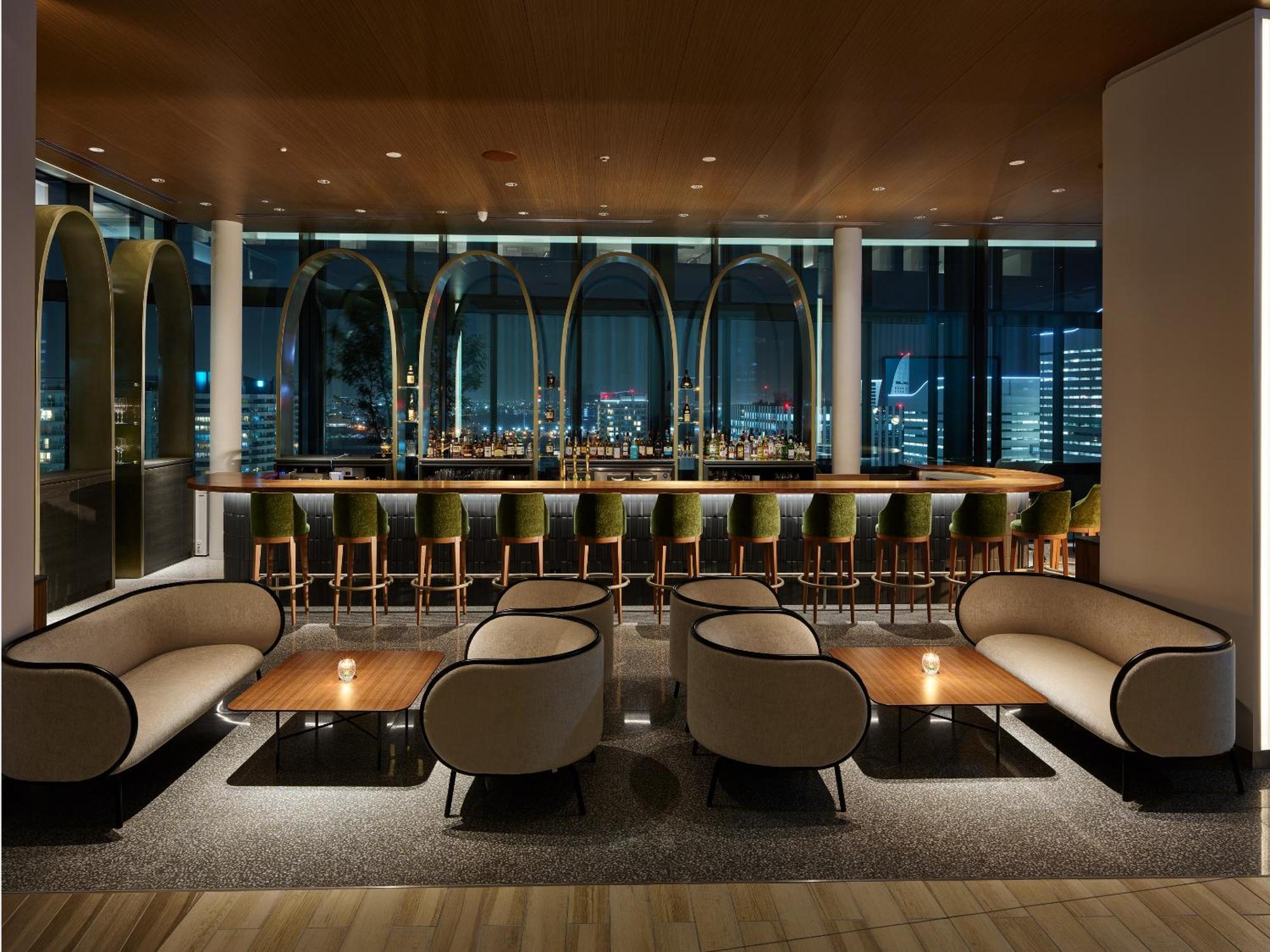 Mitsui Garden Hotel Yokohama Minatomirai Premier Экстерьер фото The bar at the 360° Sky Lounge