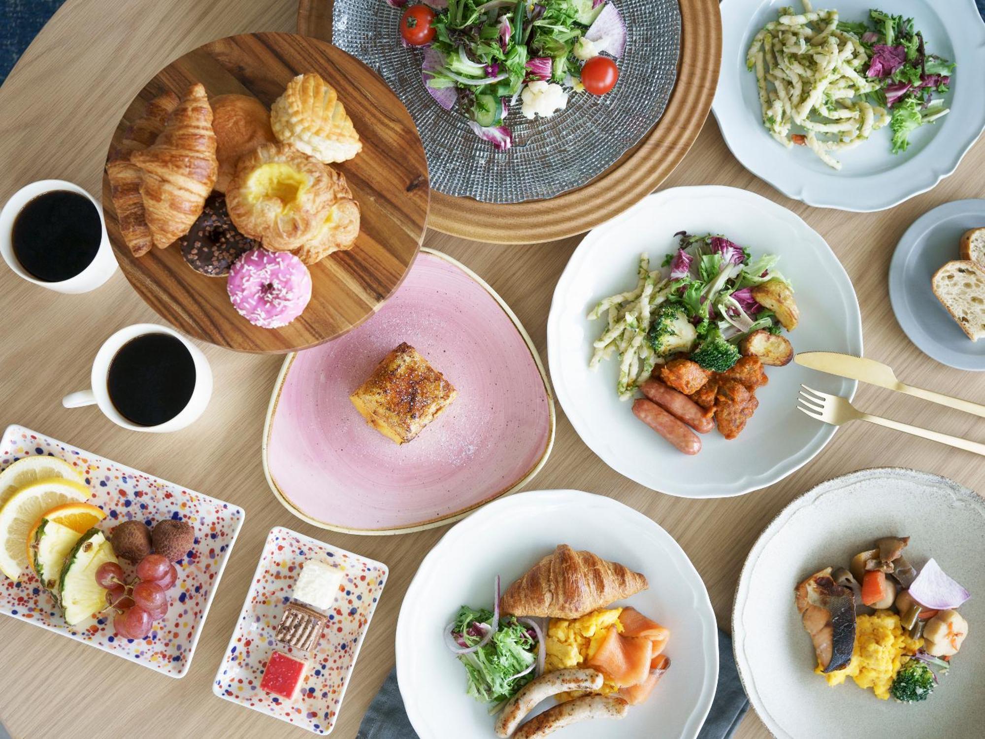 Mitsui Garden Hotel Yokohama Minatomirai Premier Экстерьер фото A selection of dishes at the restaurant